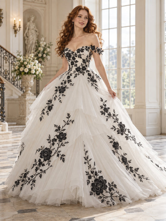 Robe de mariée romantique noire à épaules dénudées, avec fleurs brodées, bustier cœur, jupe ample superposée en tulle et traîne
