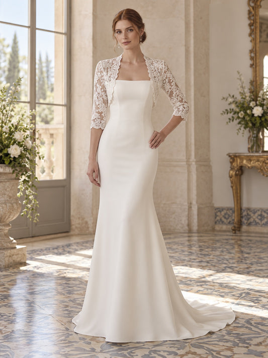 Vestido de novia de encaje en marfil, corte recto, escote cuadrado, manga tres cuartos y cola corta