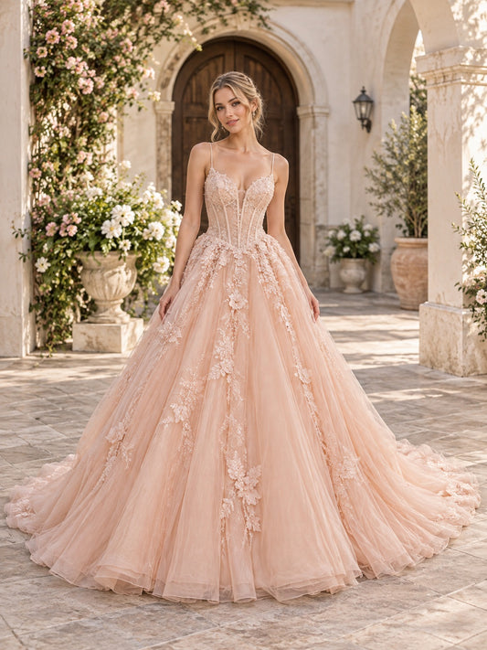 Vestido de novia de tul y encaje en rosa perla, corte princesa, escote corazón y sin tirantes y cola capilla