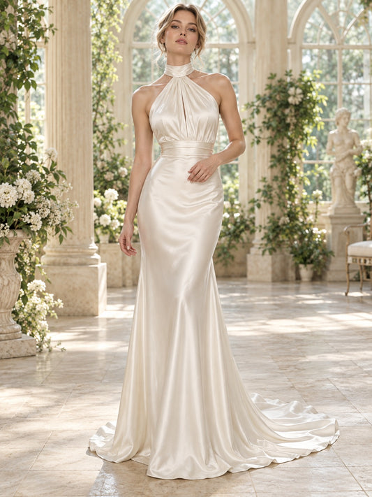 Vestido de novia de satén en marfil, inspirado en los años 1930, corte recto, escote halter y cuello alto, sin mangas y cola corta