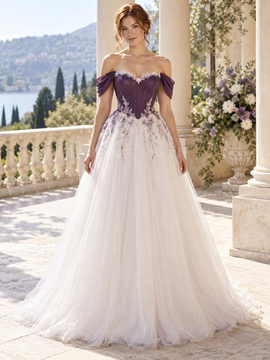 Vestido de novia de satén, tul y encaje en ciruela, corte princesa, hombros descubiertos y escote corazón y largo hasta el suelo