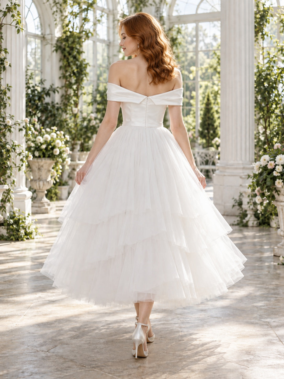 Schulterfreies, A-linienförmiges Brautkleid aus Satin mit Teelänge und gestuftem Tüll