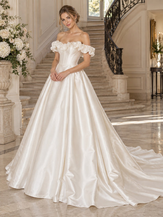 Vestido de novia de satén en marfil, corte princesa, hombros descubiertos y escote corazón, manga corta y largo hasta el suelo