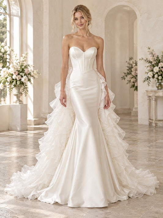 Vestido de novia de satén y organza en marfil, corte sirena, sin tirantes y escote corazón y largo hasta el suelo