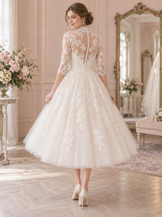 Vintage Brautkleid mit Stehkragen, wadenlang, aus floraler Spitze mit Ärmeln