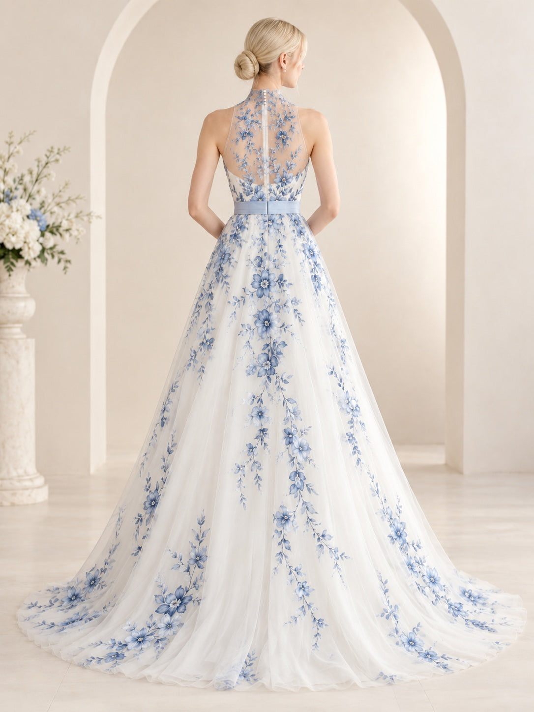 Ärmelloses, blaues A-Linien-Brautkleid aus Tüll mit hohem Ausschnitt, Blumenmuster und Gürtel