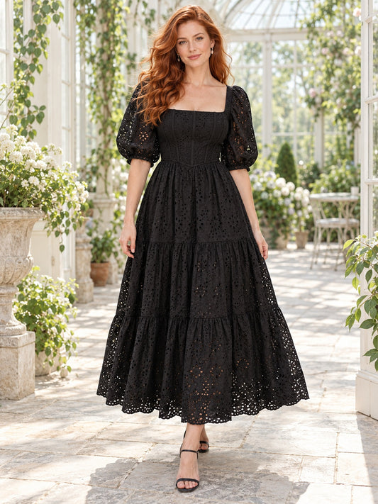 Robe de mariée bohème noire à encolure carrée, manches bouffantes aux coudes et volants en dentelle