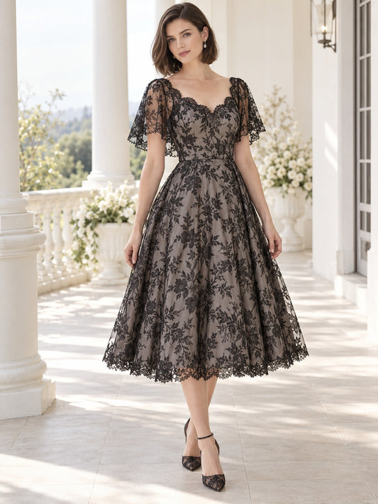 Robe de mariée vintage noire longueur thé en dentelle festonnée à manches cloche et grandes fleurs