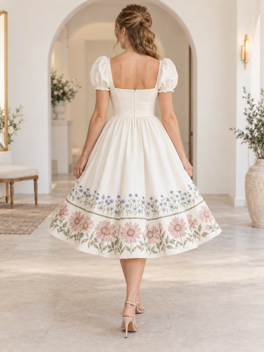 Teelanges, vintage-inspiriertes Hochzeitskleid in Rosa mit blauem Blumenrand, herzförmigem Ausschnitt, Puffärmeln und Raffungen