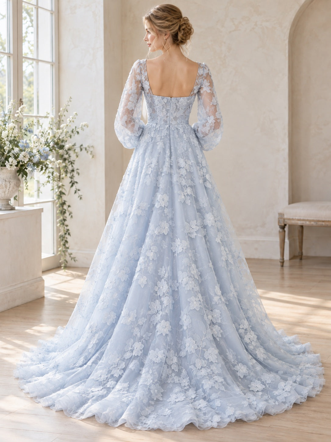 Vestido de novia de organza y encaje en azul cielo, línea A, escote en V, manga larga y cola corta