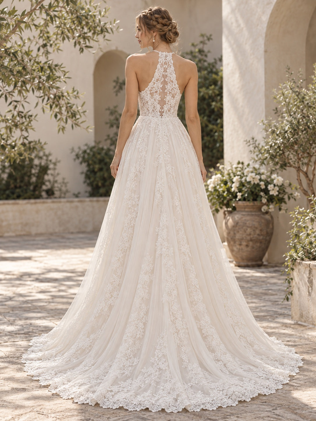 Vestido de novia de encaje y tul en marfil, línea A, escote halter y cuello alto, sin mangas y cola corta