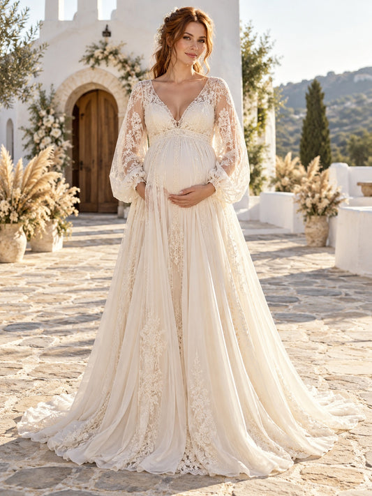 Vestido de novia premamá de encaje y gasa en marfil, corte imperio, escote en V, manga larga y cola corta