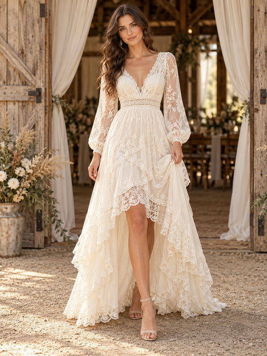 Vestido de novia de encaje y gasa en marfil, línea A, escote en V, manga larga y bajo asimétrico