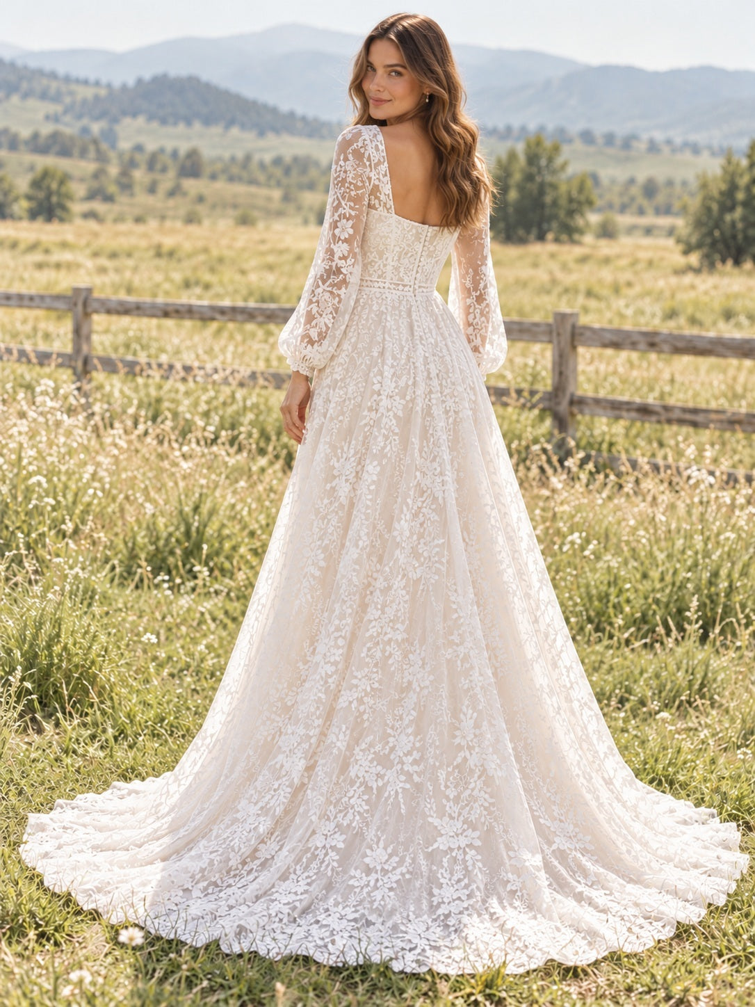 A-Linien-Brautkleid mit eckigem Ausschnitt, langen Bischofsärmeln, floraler Spitze, Beinschlitz und Schleppe