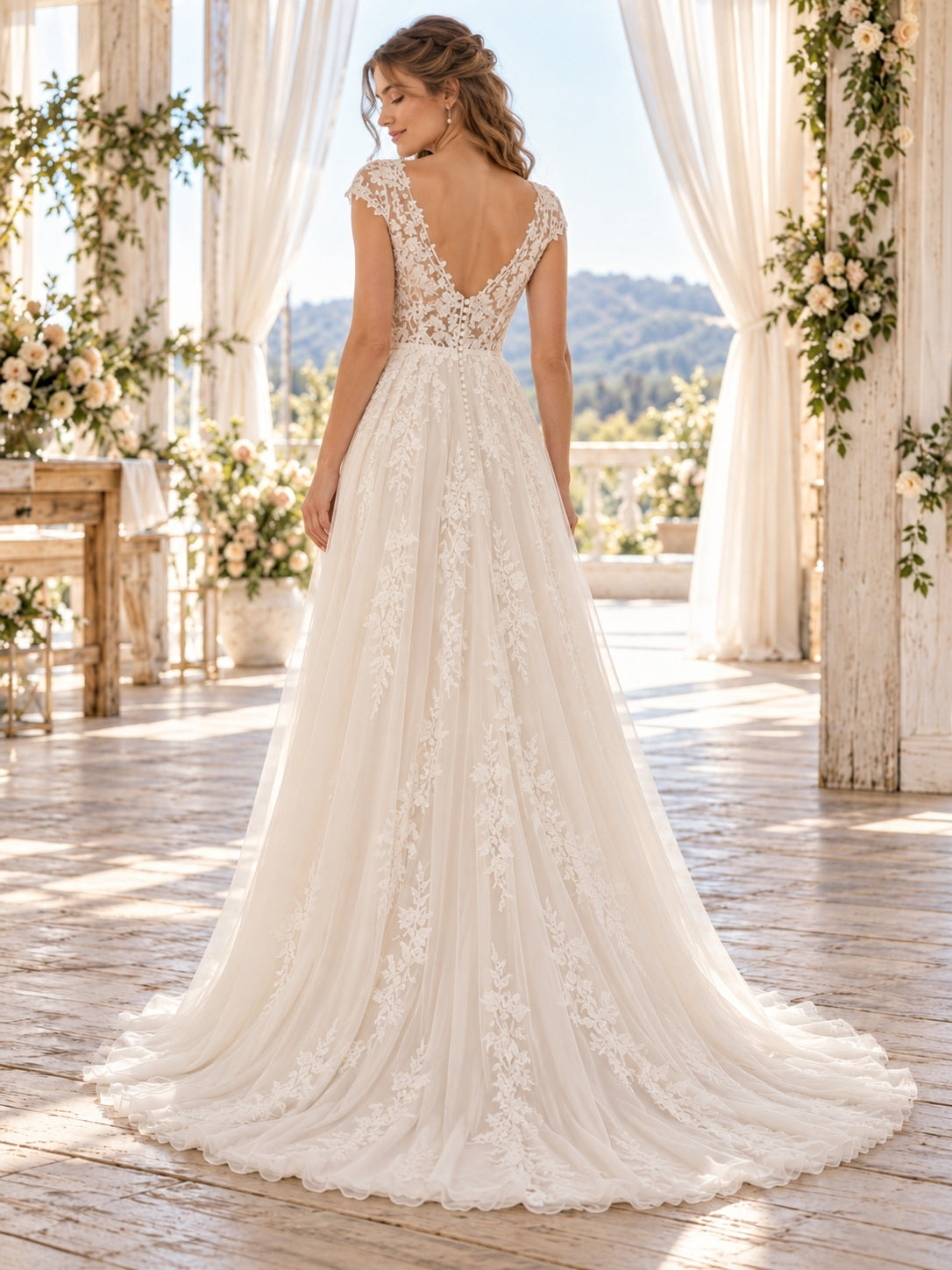 Robe de mariée en tulle fluide avec col en V, mancherons, dentelle florale et fente sur le devant