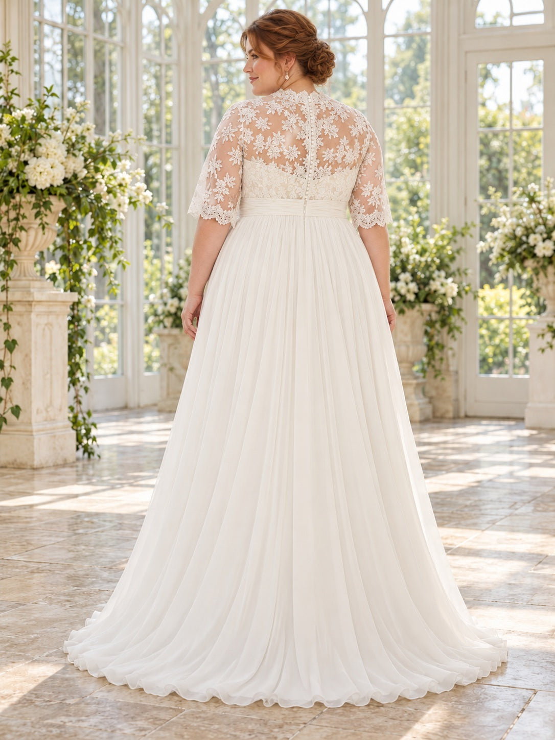 Vestido de novia en talla grande de encaje y gasa en marfil, corte imperio, cuello alto y escote corazón, media manga y cola corta