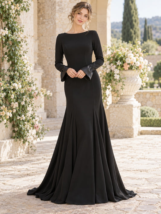 Vestido de novia de crepé y satén en negro, corte sirena, escote barco, manga larga y cola corta