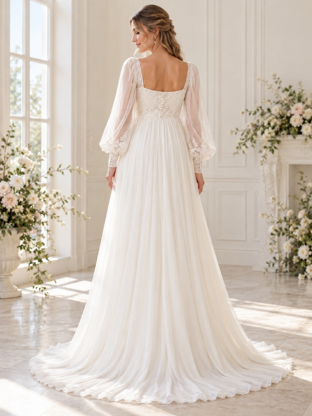 Vestido de novia premamá de gasa, encaje y organza en marfil, corte imperio, escote cuadrado, manga larga y cola corta