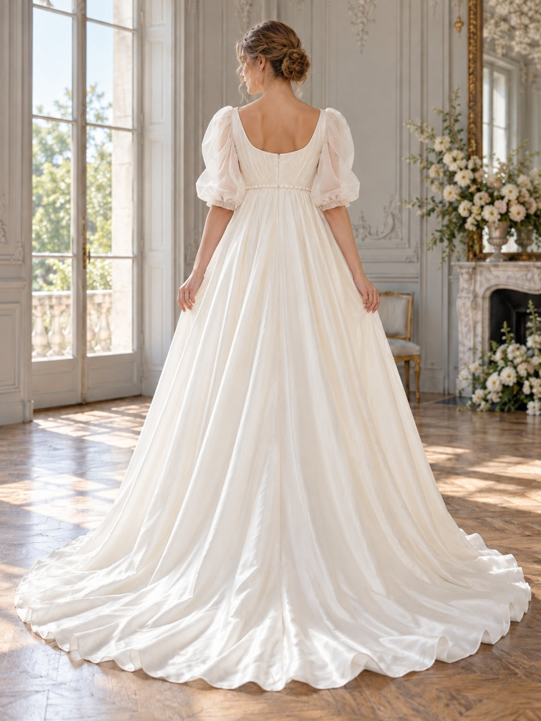 Vestido de novia de satén y organza en marfil, corte imperio, escote barco, media manga y cola corta
