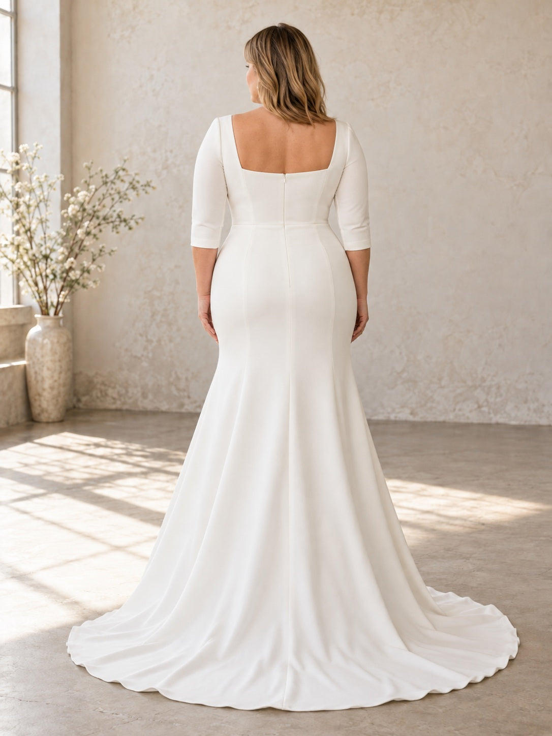 Vestido de novia en talla grande de satén en marfil, corte sirena, escote cuadrado, manga al codo y cola corta
