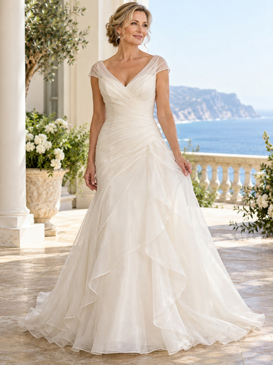 Vestido de novia de organza en marfil, corte sirena, escote en V, manga corta y cola corta