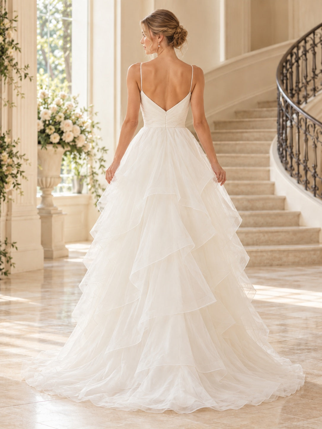 Robe de mariée trapèze en organza à fines bretelles et col en V, avec corsage plissé, volants en cascade et traîne ample