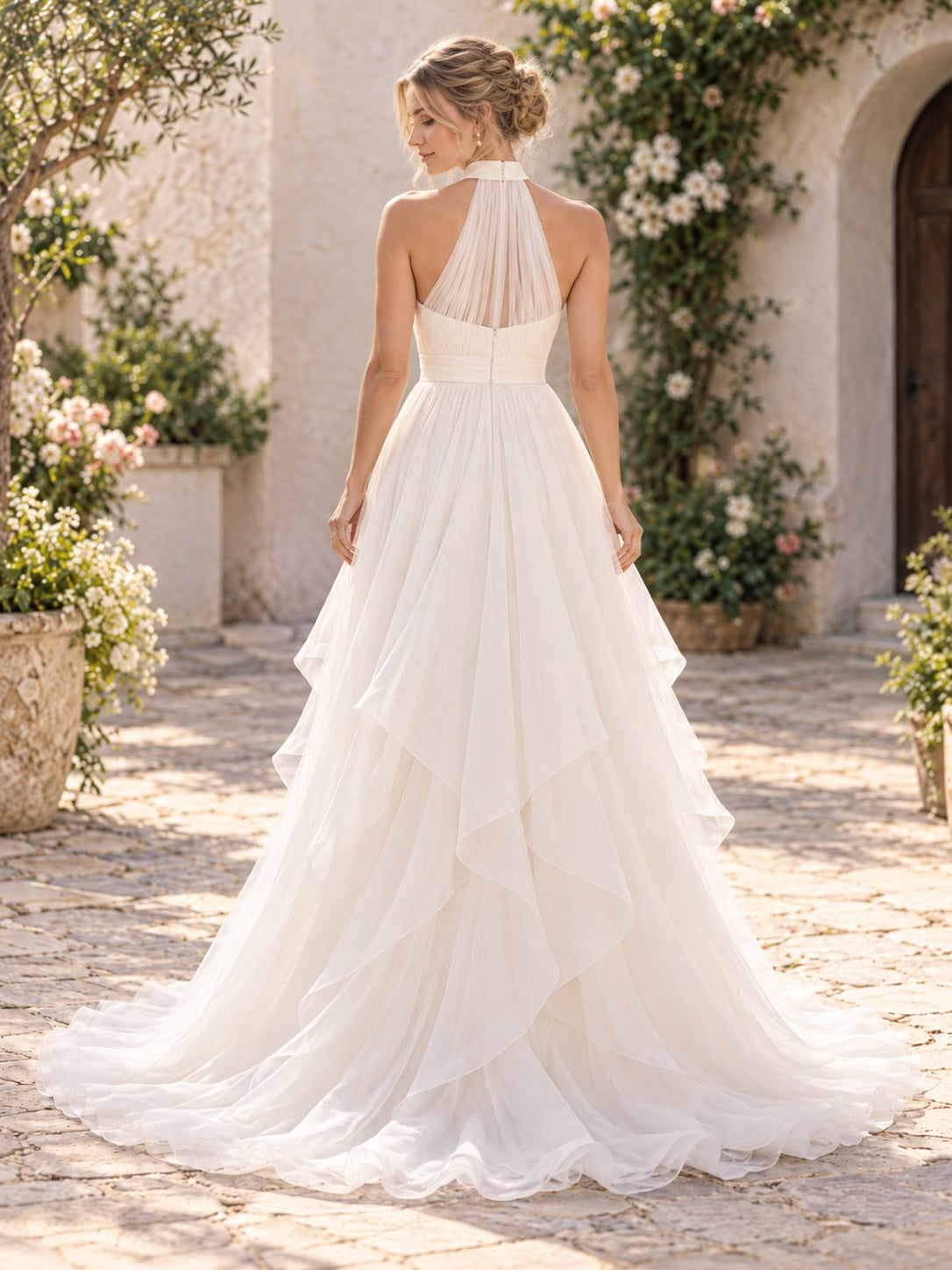 Robe de mariée trapèze en organza à col montant dos nu avec taille froncée, volants en cascade et fente sur le devant