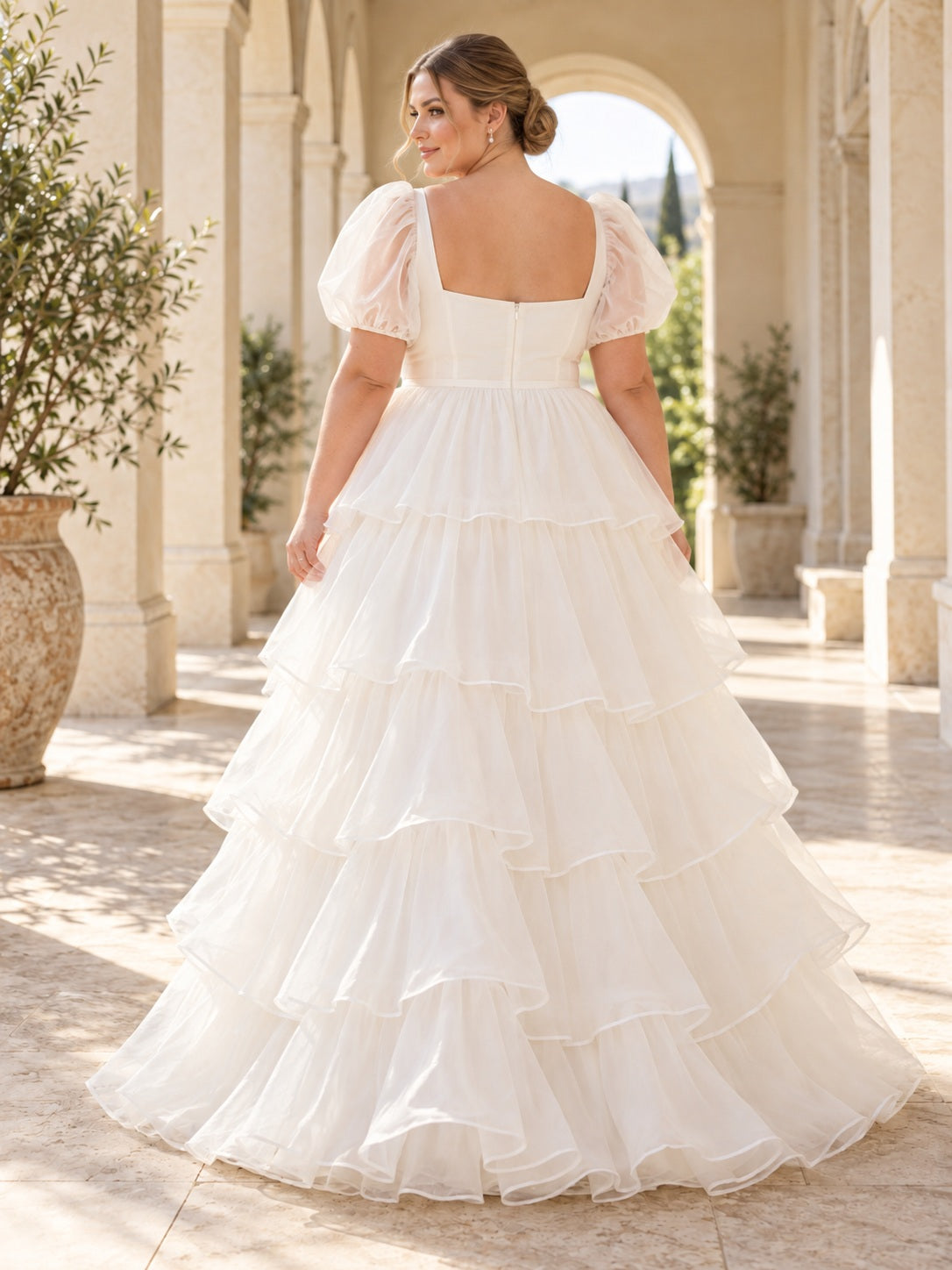 Robe de mariée grande taille trapèze en organza à encolure carrée, manches bouffantes, jupe à volants et traîne