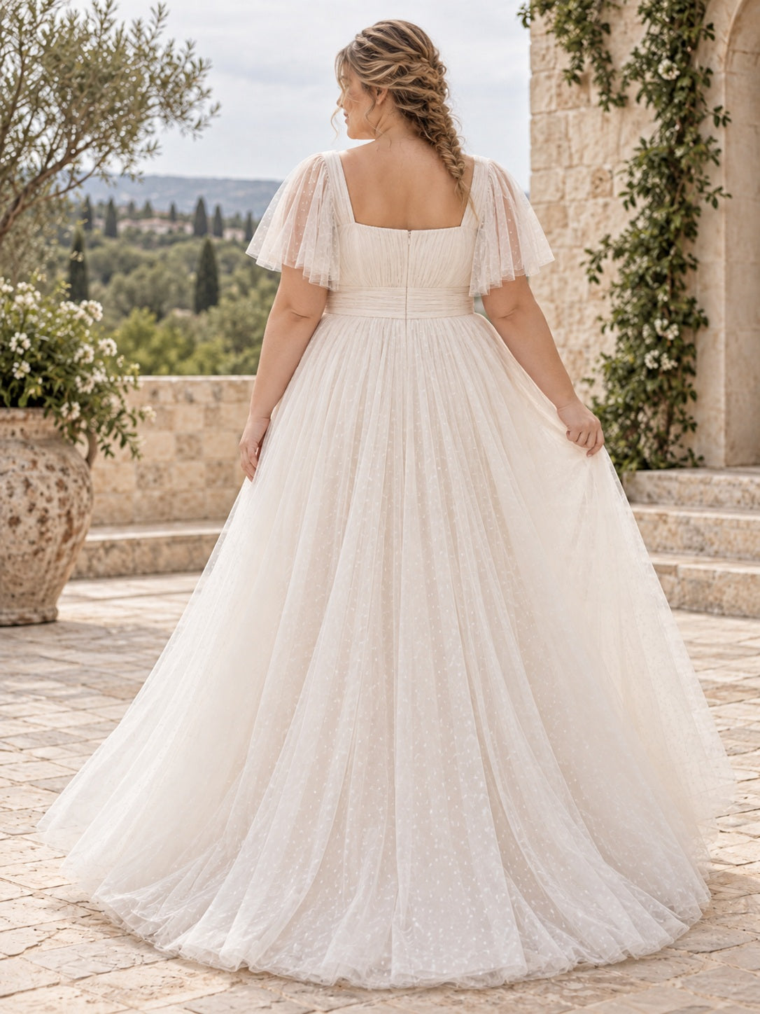 Vestido de novia en talla grande de tul en champán, línea A, escote cuadrado, manga corta y cola corta
