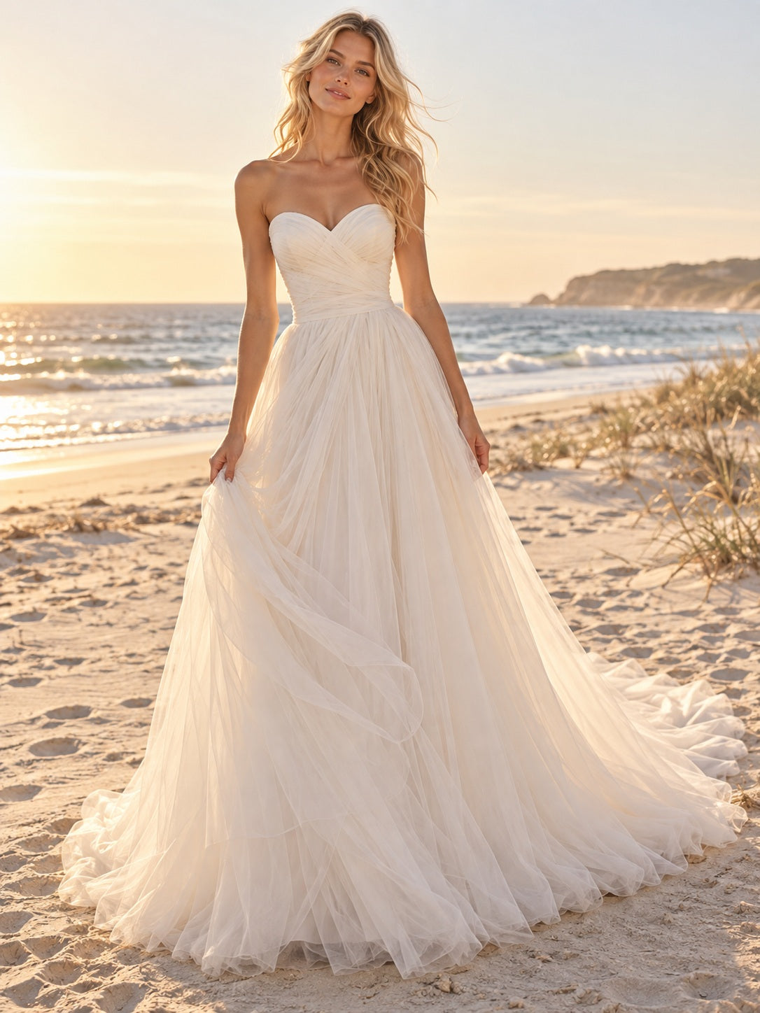 Robe de mariée de plage simple en tulle, coupe trapèze, bustier cœur, avec corsage froncé, jupe drapée et traîne