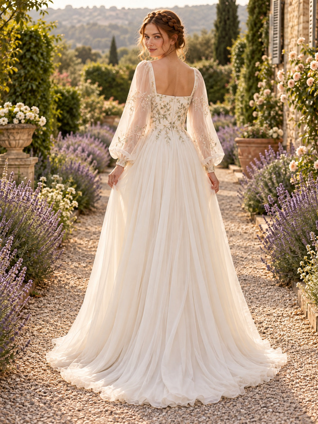 Fließendes A-Linien-Brautkleid aus Chiffon mit langen Ärmeln, eckigem Ausschnitt und floraler Stickerei