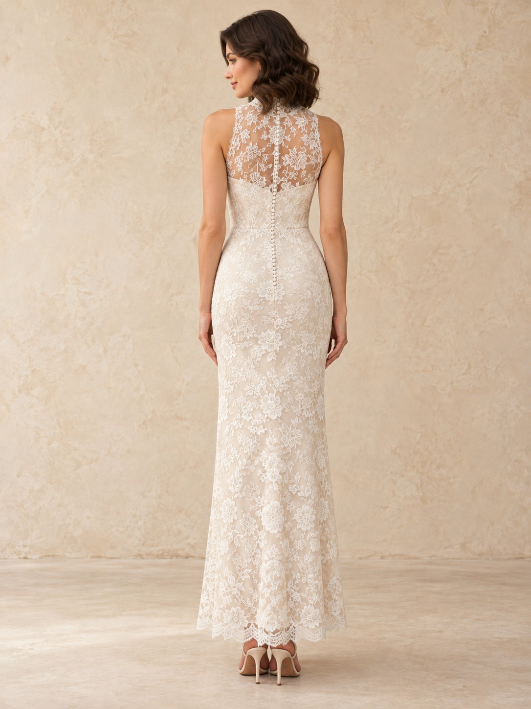 Vestido de novia de encaje en marfil, corte recto, cuello alto, sin mangas y largo al tobillo