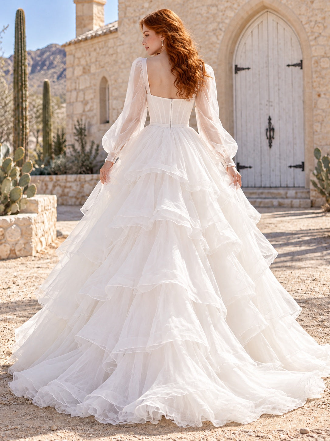 Robe de mariée de style western en organza à manches longues, col carré et volants, coupe robe de bal