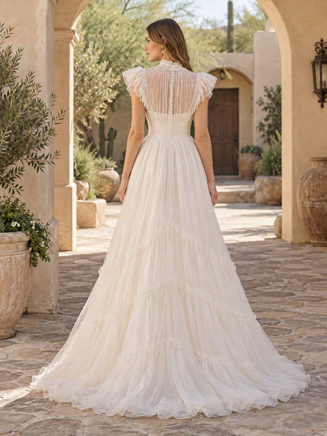 Robe de mariée western à col montant, volants, mancherons et étages en organza