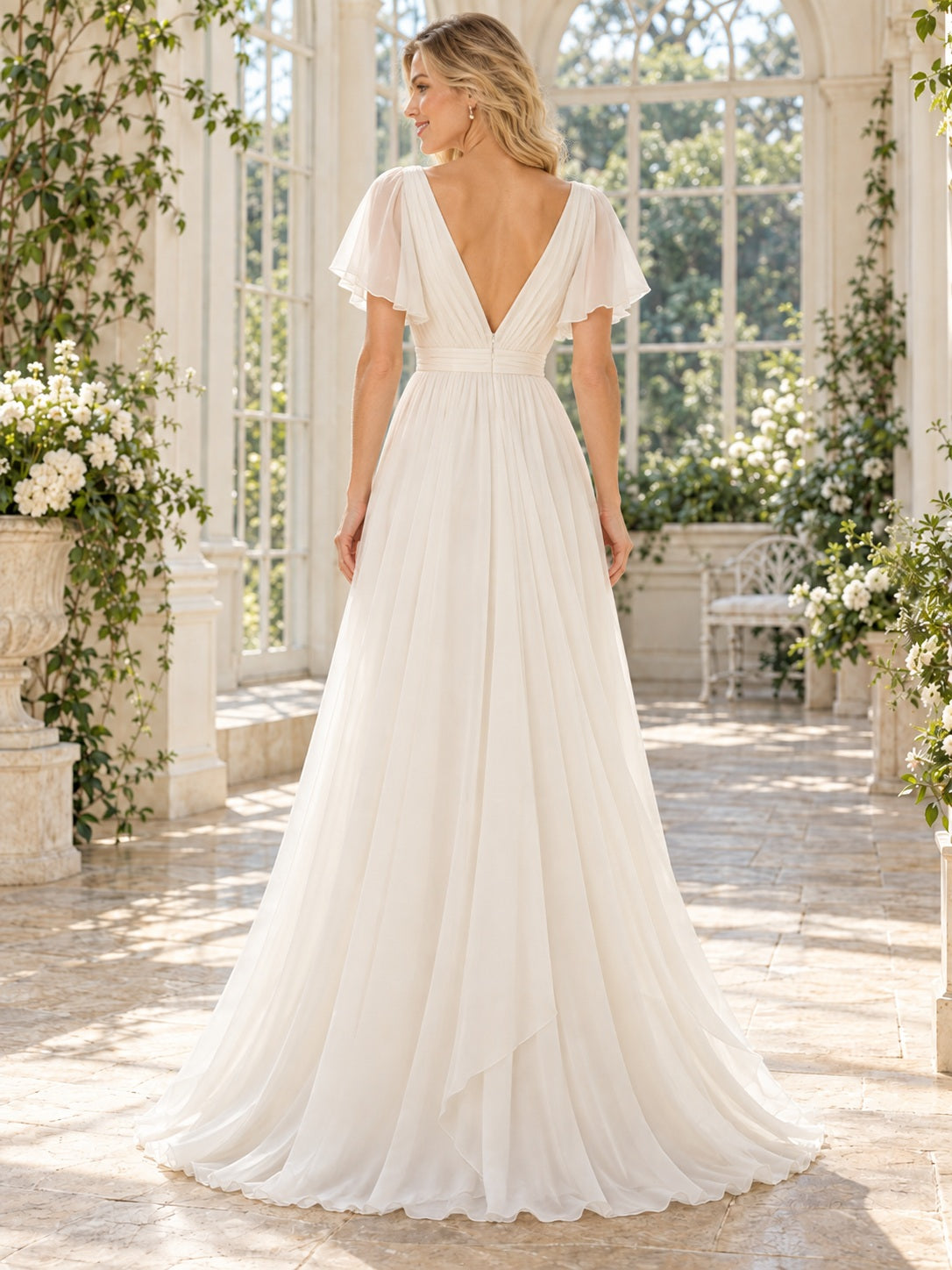 Robe de mariée simple et décontractée en mousseline fluide, coupe trapèze, à col en V et manches papillon