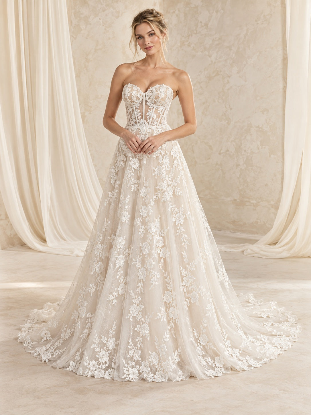 Trägerloses Korsett-Brautkleid mit herzförmigem Ausschnitt, romantischer floraler Spitze, ausgestellter A-Linie und Schleppe
