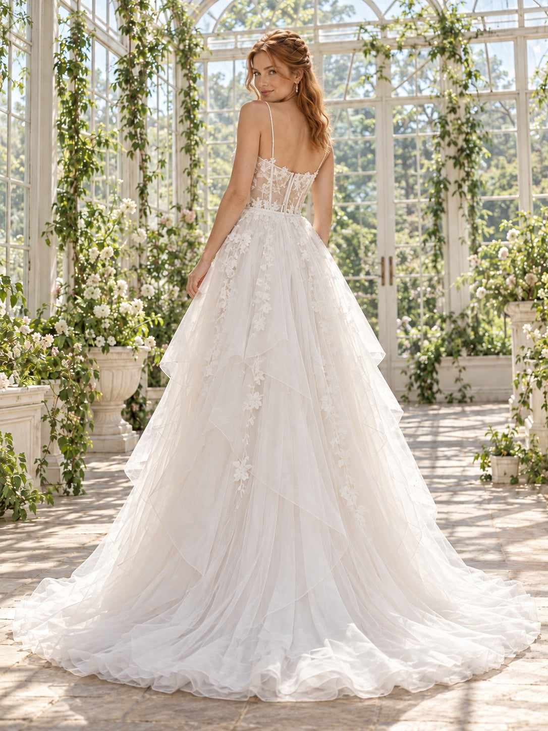 Romantisches Braut- und Hochzeitskleid aus Organza mit Korsett, Spaghettiträgern, herzförmigem Ausschnitt, floraler Applikation und ausgestellter A-Linie