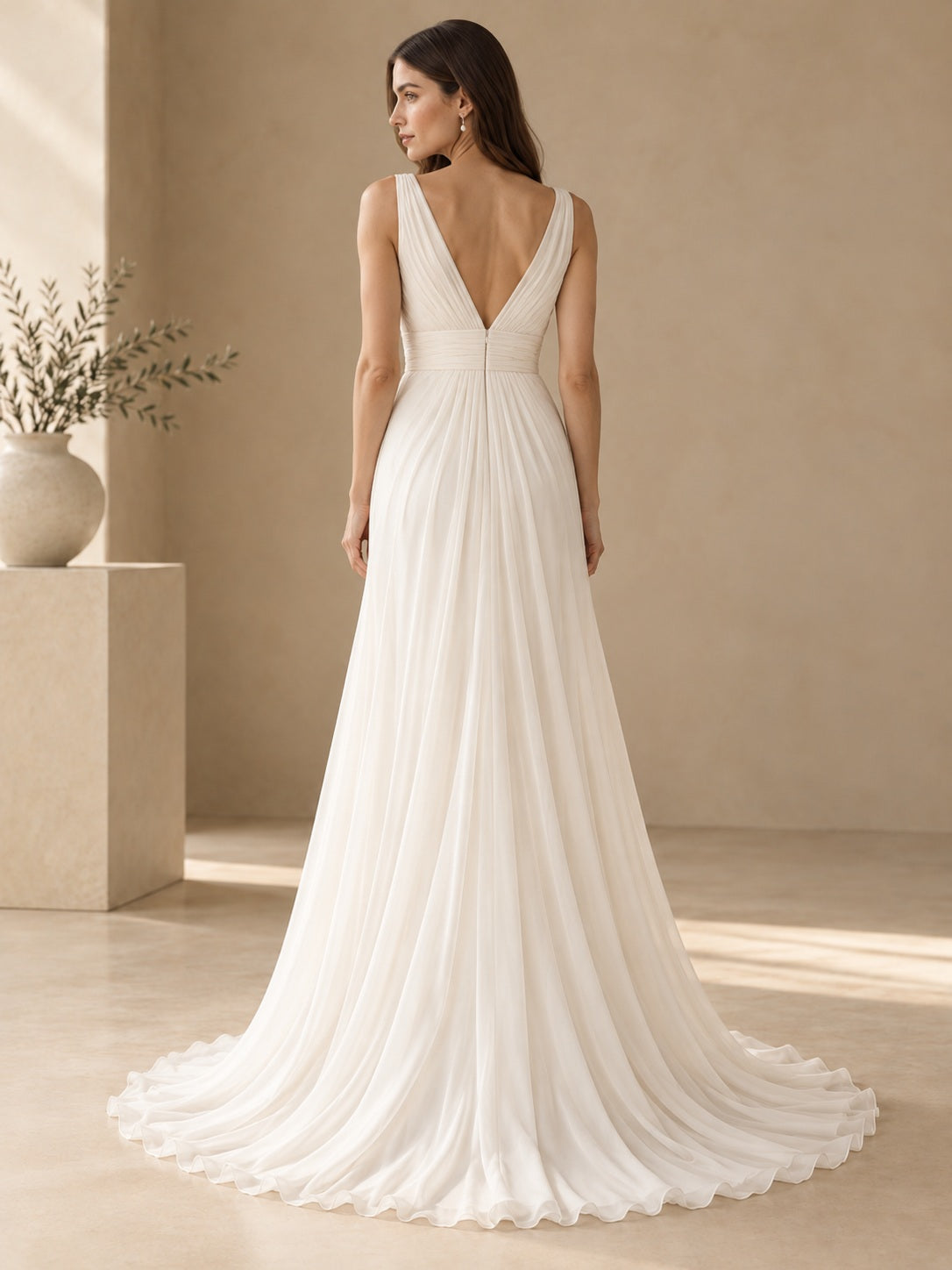 Schlichtes, elegantes A-Linien-Brautkleid aus fließendem Chiffon mit V-Ausschnitt, Trägern, Raffungen und Schleppe