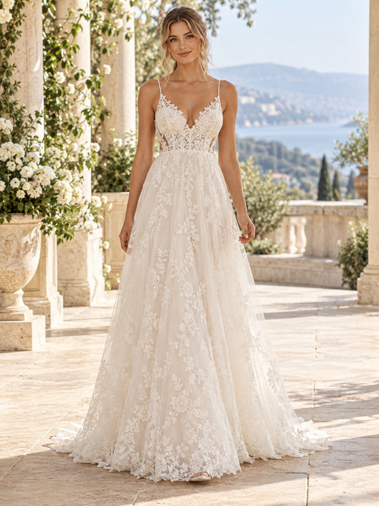 Empire-Brautkleid mit Spaghetti-Trägern, V-Ausschnitt, romantlichem Blumenmuster, Bogenkante, Spitze, fließender, figurbetonter Schnitt und Schleppe