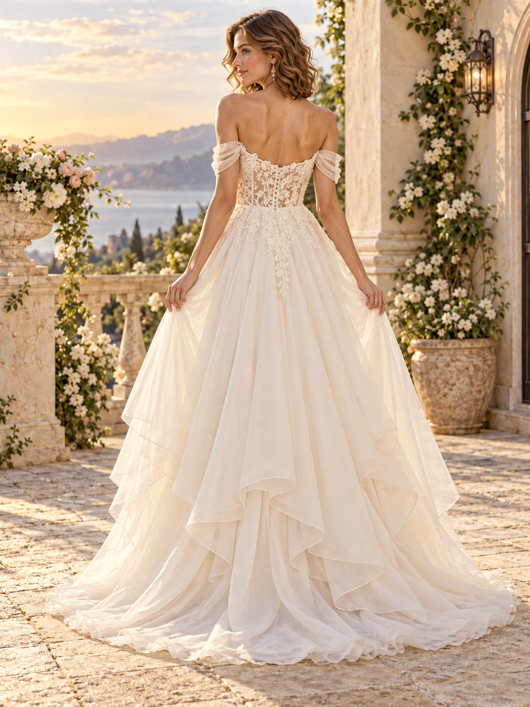 Robe de mariée asymétrique à épaules dénudées, encolure cœur, dentelle florale, mousseline en cascade, coupe trapèze avec traîne