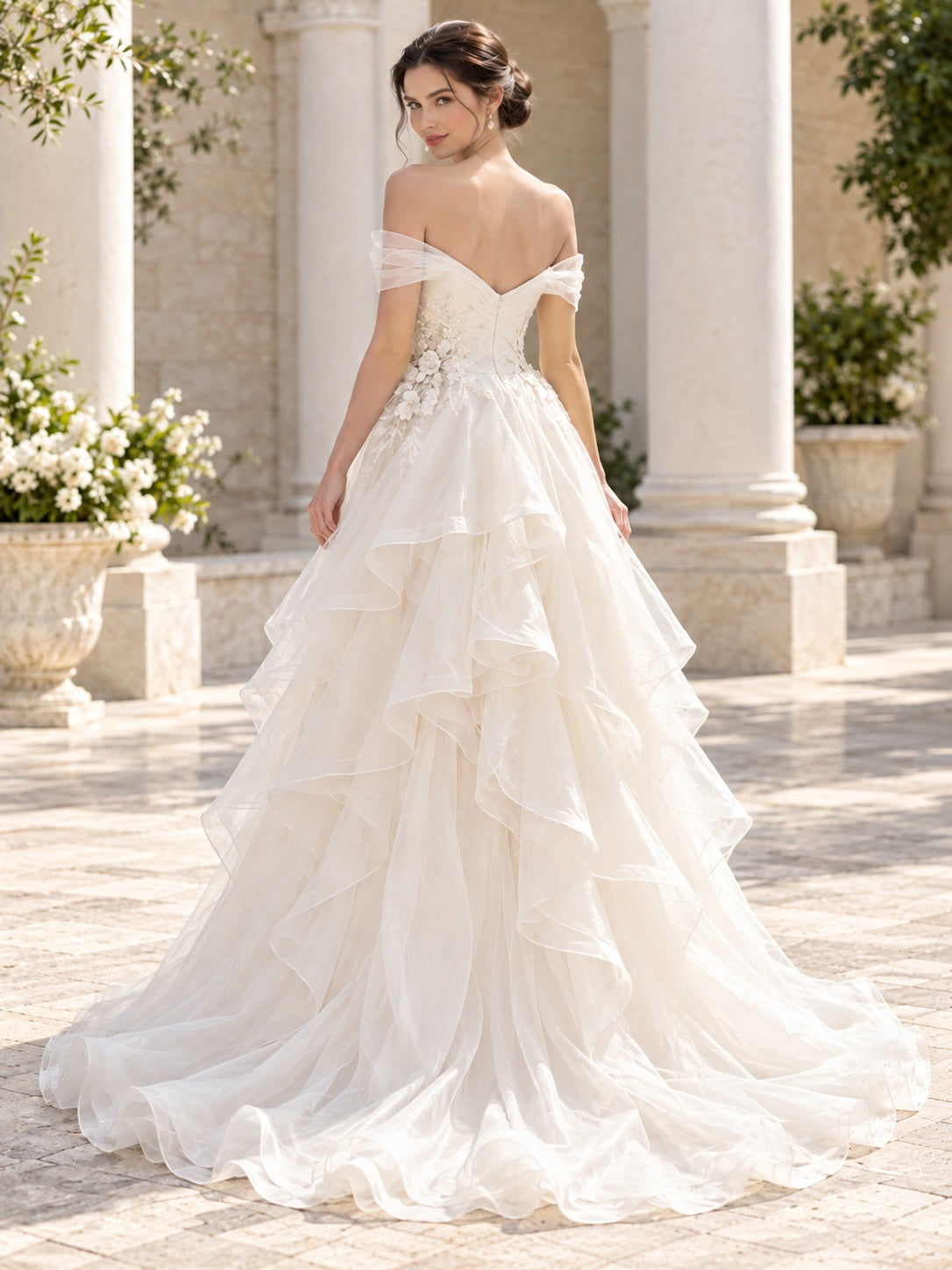 Asymmetrisches, schulterfreies A-Linien-Brautkleid mit herzförmigem Ausschnitt, floraler Applikation, kaskadierendem Organza und Schleppe