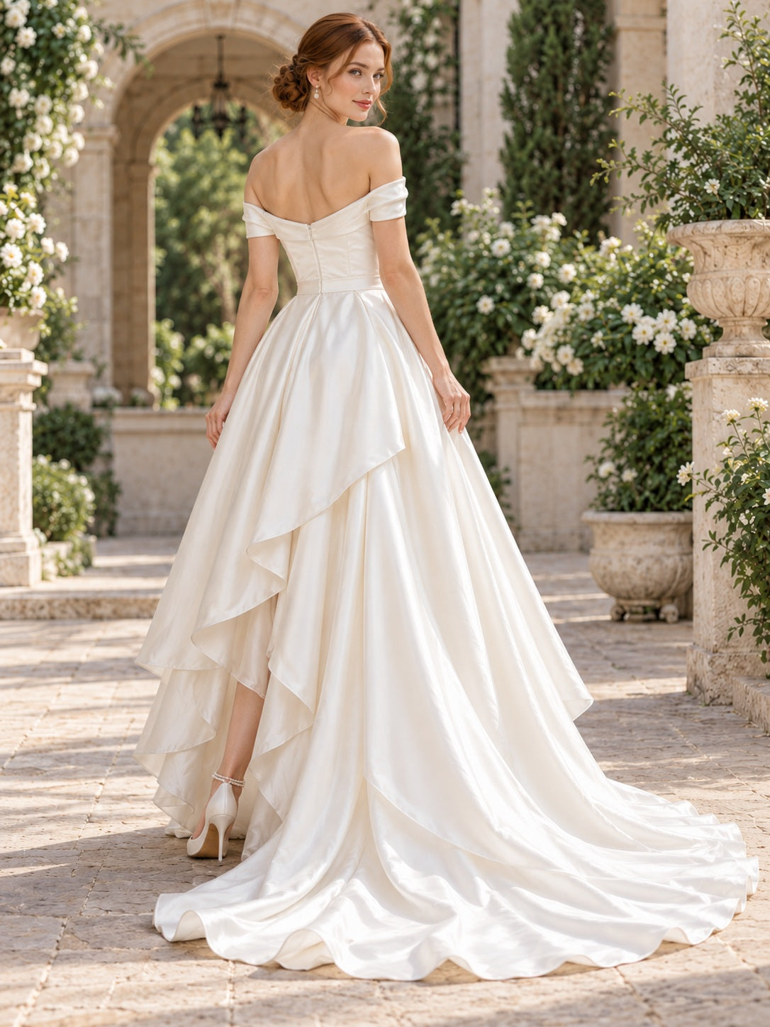 Vestido de novia de satén en marfil, línea A, hombros descubiertos, manga corta y bajo asimétrico