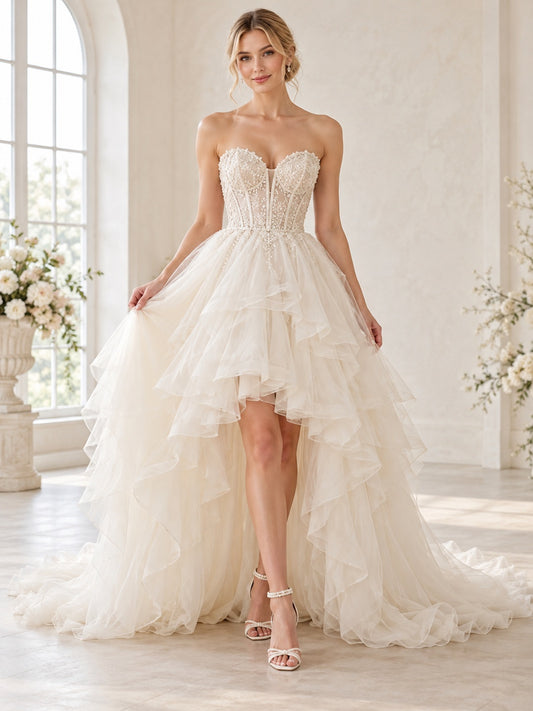 High-Low-Brautkleid mit trägerlosem Korsett, herzförmigem Ausschnitt, floraler Spitze, gestuftem Tüll und A-Linie sowie Schleppe