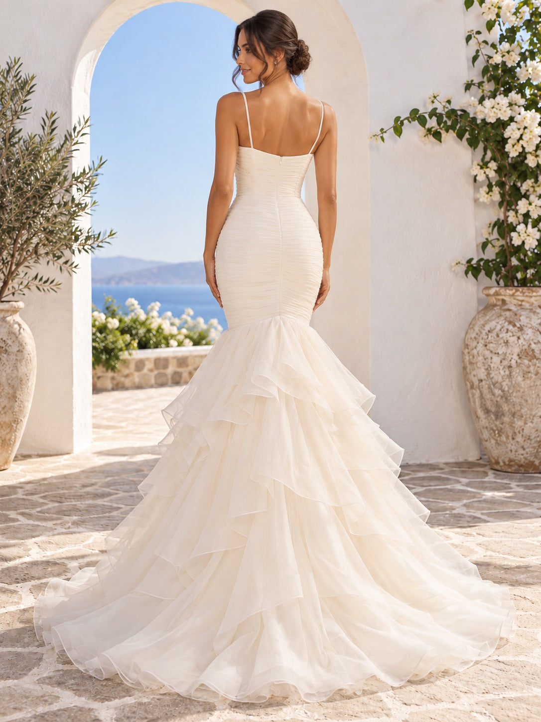 Romantisches Braut- und Hochzeitskleid mit eckigem Ausschnitt, Meerjungfrau-Schnitt, Spaghettiträgern, kaskadierendem Organza, weitem Rock und Schleppe