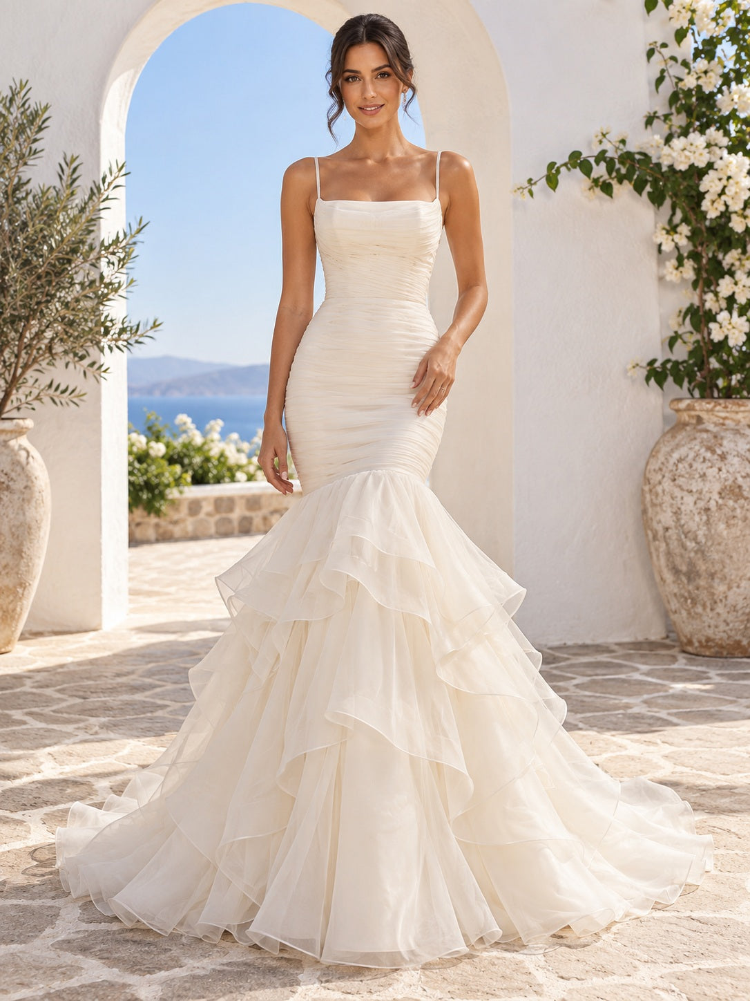 Romantisches Braut- und Hochzeitskleid mit eckigem Ausschnitt, Meerjungfrau-Schnitt, Spaghettiträgern, kaskadierendem Organza, weitem Rock und Schleppe