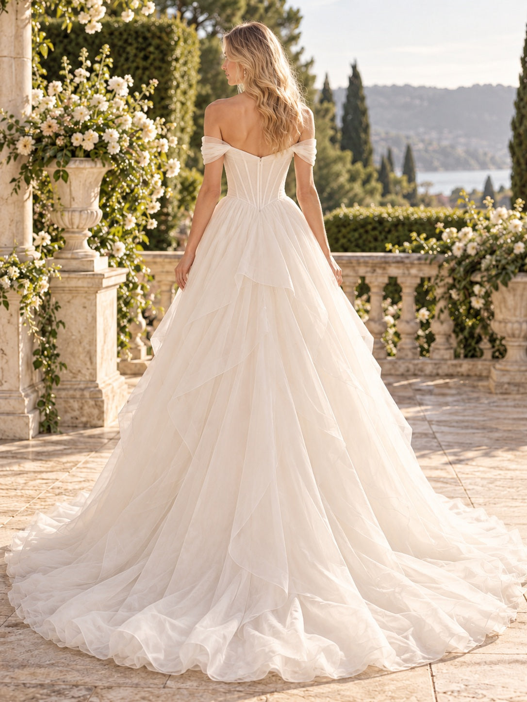 Schulterfreies romantisches Brautkleid mit herzförmigem Ausschnitt, Korsett, kaskadierendem Organza, weiter A-Linie und Schleppe
