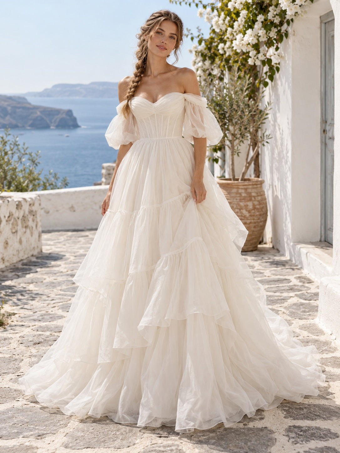 Vestido de novia de organza en marfil, línea A, hombros descubiertos y escote corazón, manga corta y cola corta