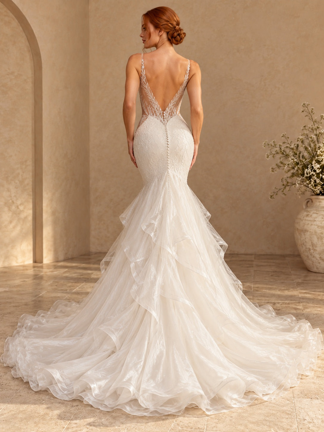 Vestido de novia de organza y encaje en marfil, corte sirena, escote en V, sin mangas y cola corta