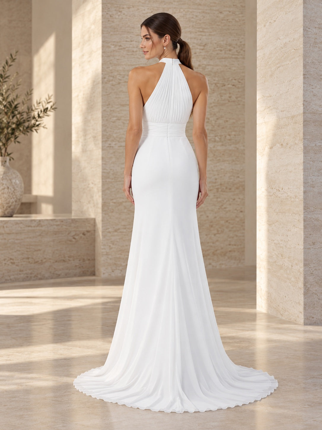 Robe de mariée fourreau ajustée simple et élégante en mousseline plissée, à col montant dos nu, avec traîne