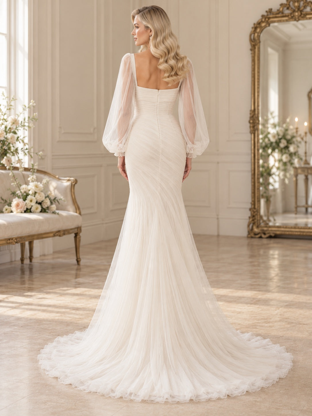 Robe de mariée fourreau en tulle froncée à encolure carrée et longues manches transparentes